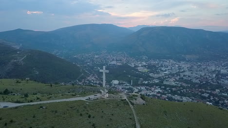 antena gira alrededor de una enorme cruz en la ladera de mostar, bosnia