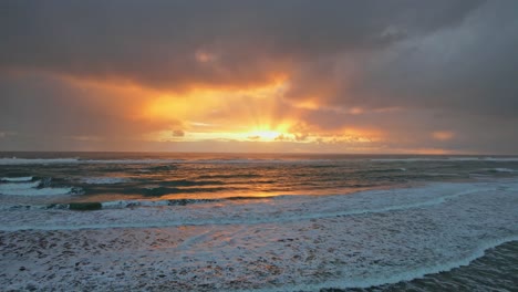 Espectacular-Cielo-Del-Atardecer-Sobre-El-Mar-De-Tasmania-Con-Olas