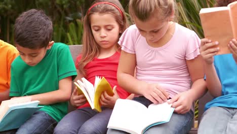 niños leyendo libros en el parque