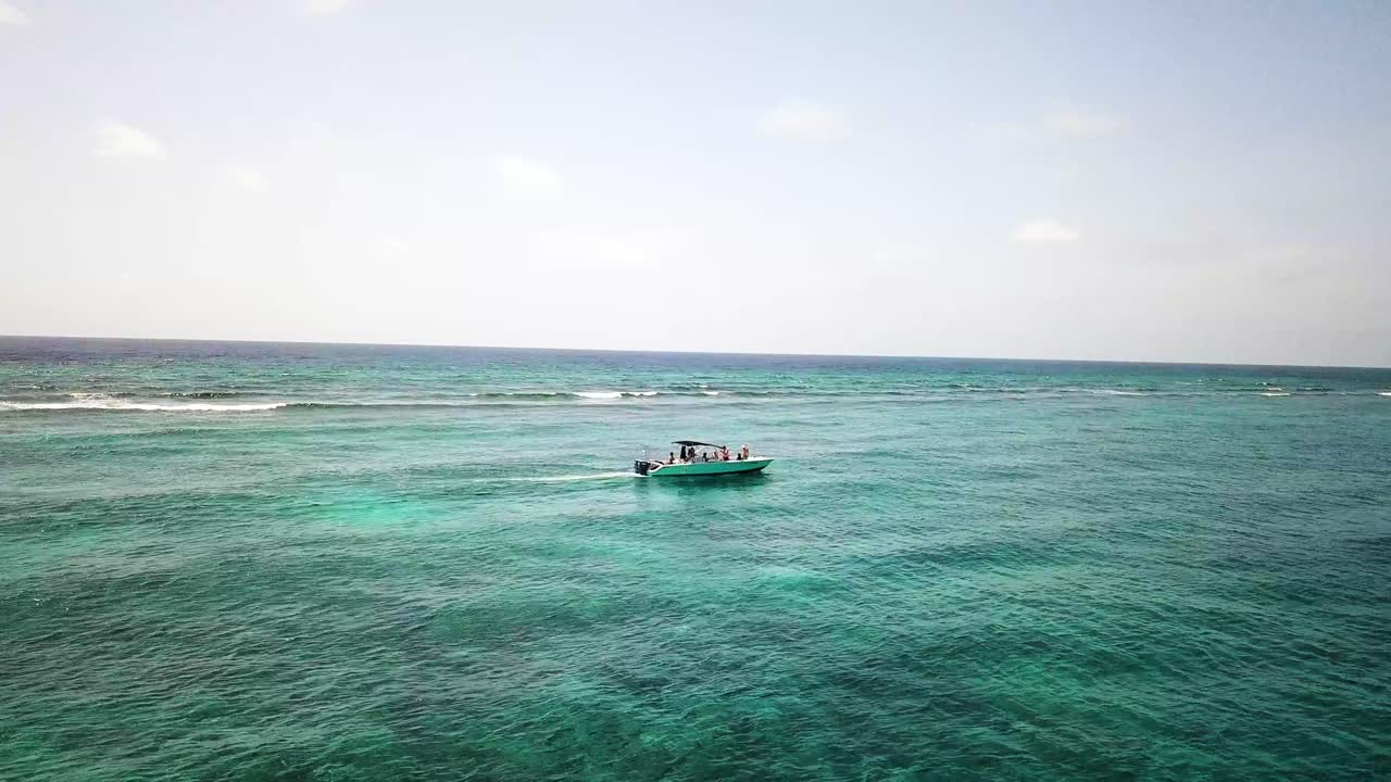 벨리즈의 카리브해 바다에서 순항하는 보트