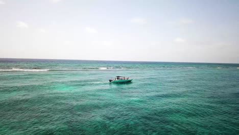 Boat-Cruising-on-Caribbean-Ocean-Water-in-Belize