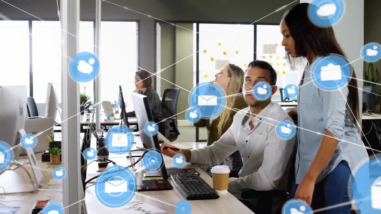 animación de una red de iconos digitales sobre hombres y mujeres diversos discutiendo por computadora en la oficina