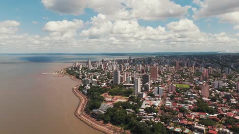 Vogelperspektive-Auf-Die-Stadt-Posadas,-Misiones,-Argentinien,-An-Einem-Schönen-Sommertag