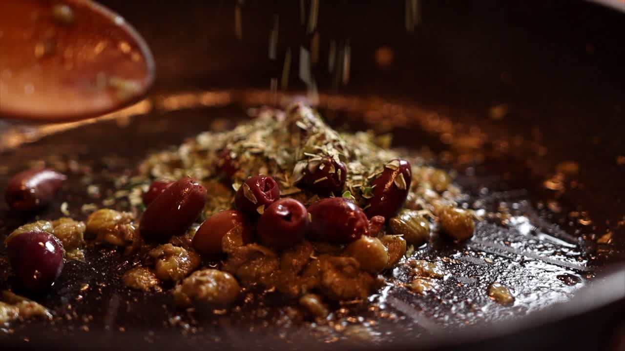 especias rociadas a un plato italiano frito