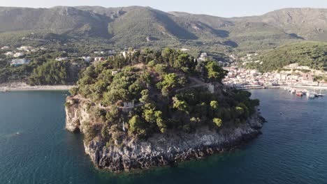 Vista-Aérea-Del-Castillo-En-La-Cima-De-La-Roca-De-La-Isla-En-Parga,-Grecia