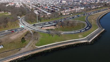 Una-Vista-Aérea-De-Belt-Parkway-En-Brooklyn,-Nueva-York-Desde-La-Bahía-De-Gravesend-En-Un-Día-Soleado