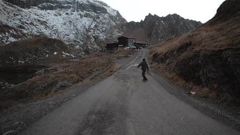 Mann-Auf-Einem-Skateboard-In-Transfagarasan,-Rumänien