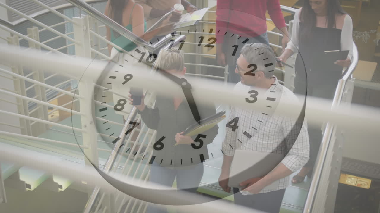 다양한 동료들이 사무실에서 계단을 내려서 이야기하고 는 디지털 시계의 애니메이션