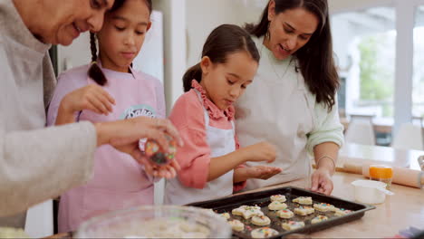 Oma,-Mutter-Und-Kinder-Lernen-Zu-Hause-Backen