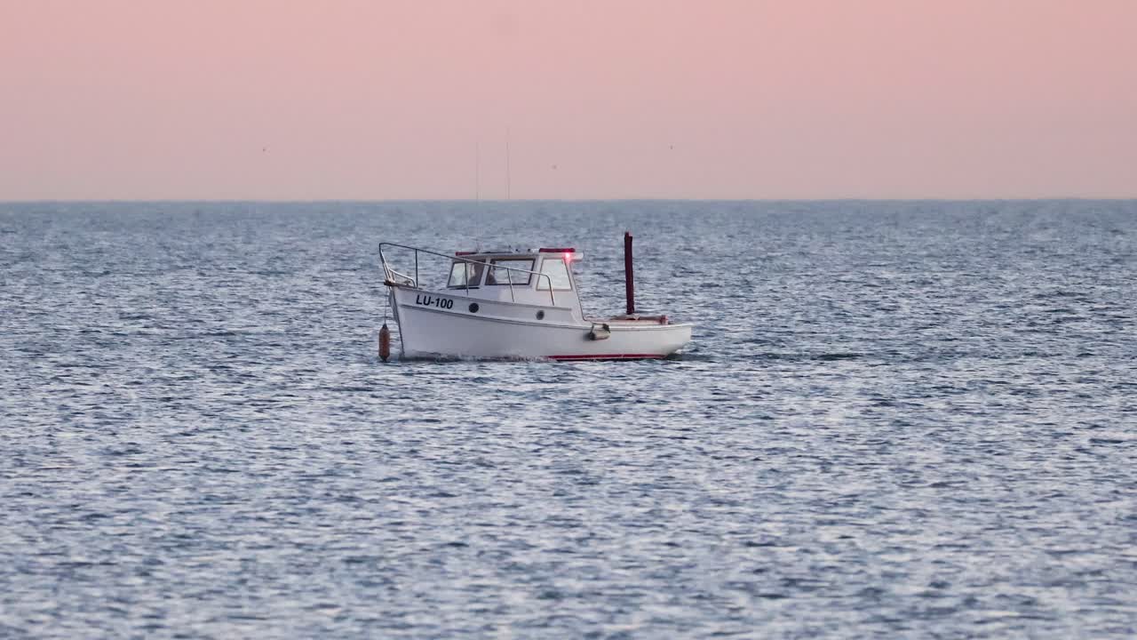 평온 한 바다 물 에서 보트 가 부드럽게 움직인다