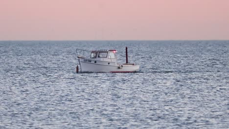 un barco se mueve suavemente en las aguas tranquilas del océano