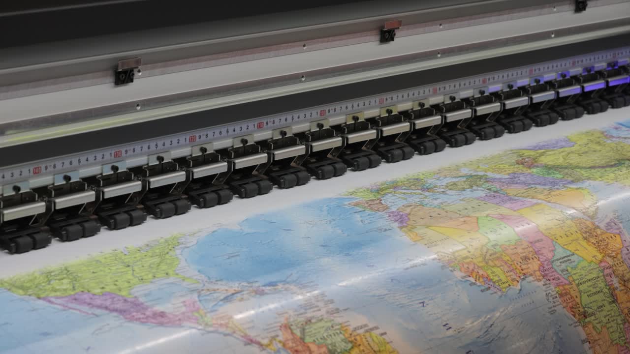 현대의 디지털 대형 자외선 프린터. 인쇄 생산 기술. 자외선 핀은 자외선 치료 가능한 잉크에 낮은 강도 자외선 복용량을 적용하는 과정입니다.