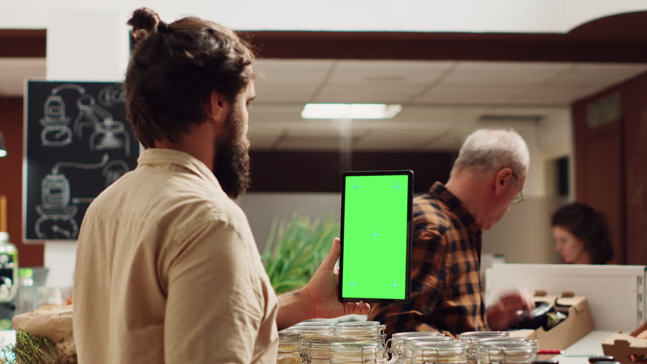 hombre usa teléfono de llave croma en tienda de bio