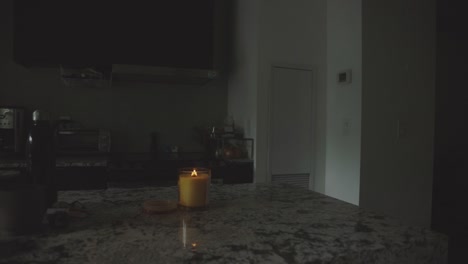 vela en un mostrador de la cocina - disparo estático