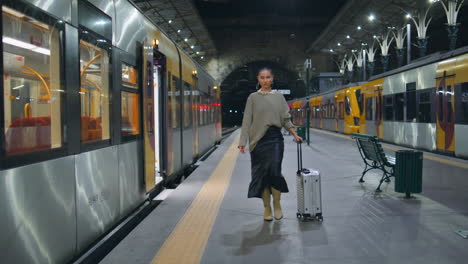 mujer en la estación de tren