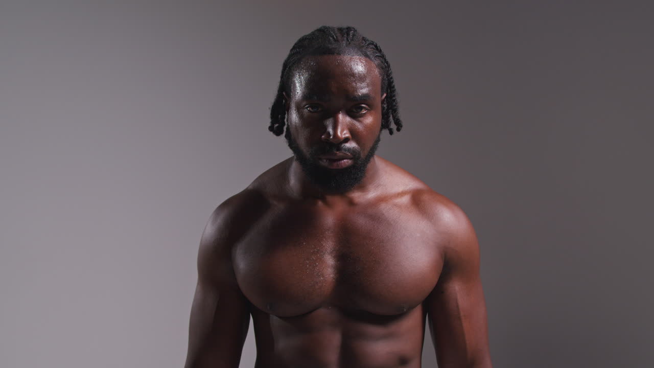 retrato en estudio en tiempo real de boxeadores golpeando guantes juntos antes del comienzo de un partido de boxeo contra un fondo gris