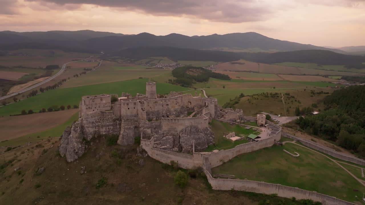 Ripresa aerea suggestiva con drone di castello e colline all'alba, Slovacchia