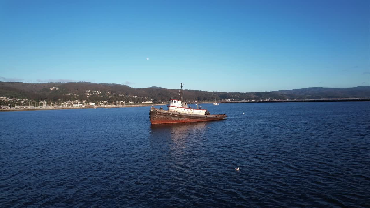 일몰 동안 하프 문 베이 캘리포니아에서 매버릭스 해변에서 일몰 동안 드론 궤도 예인선
