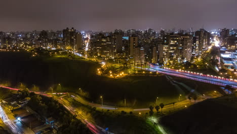 Hiperlapso-Aéreo-De-La-Ciudad-De-Miraflores-En-Lima-Perú,-Vista-Nocturna-De-Drones-De-Latinoamérica-Urbana