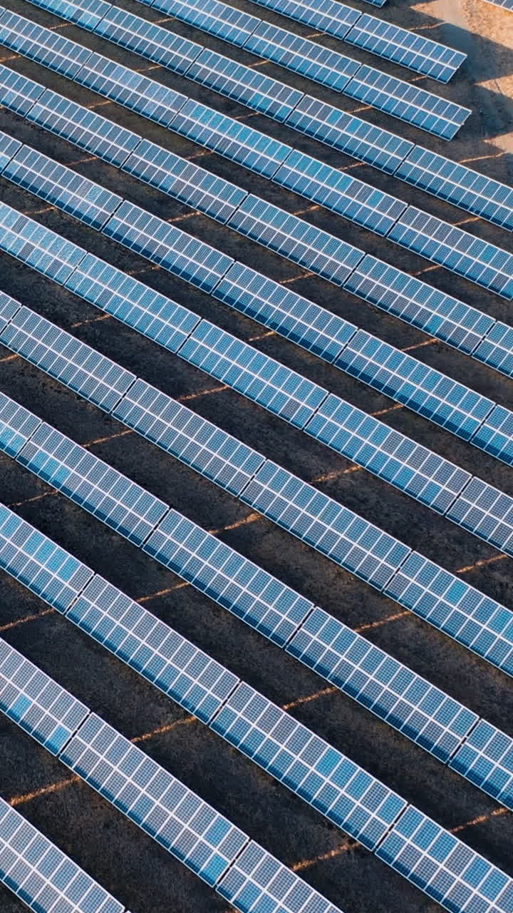 Vista aerea di pannelli di una centrale solare. Paesaggio, energia elettrica, ecologia, innovazione, natura, ambiente. Video verticale.