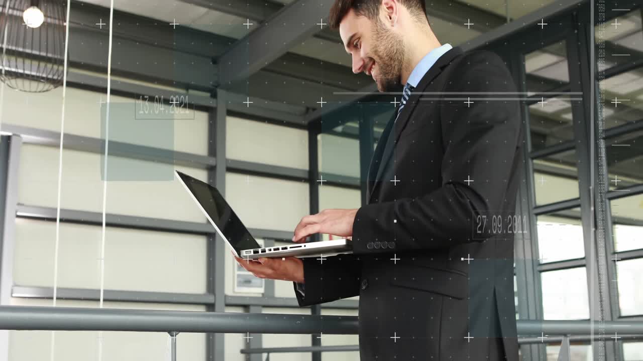 animación de cuadrados y líneas con números cambiantes, hombre caucásico de pie y usando portátil