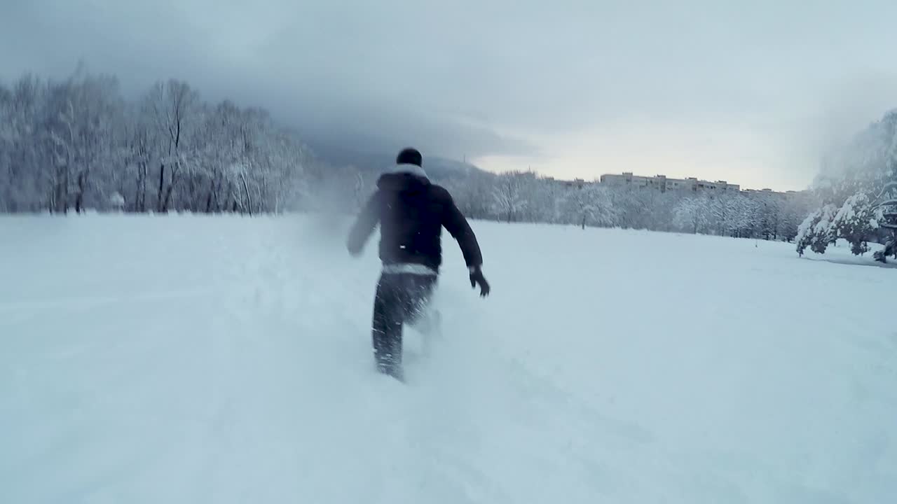 hombre corriendo en la nieve profunda