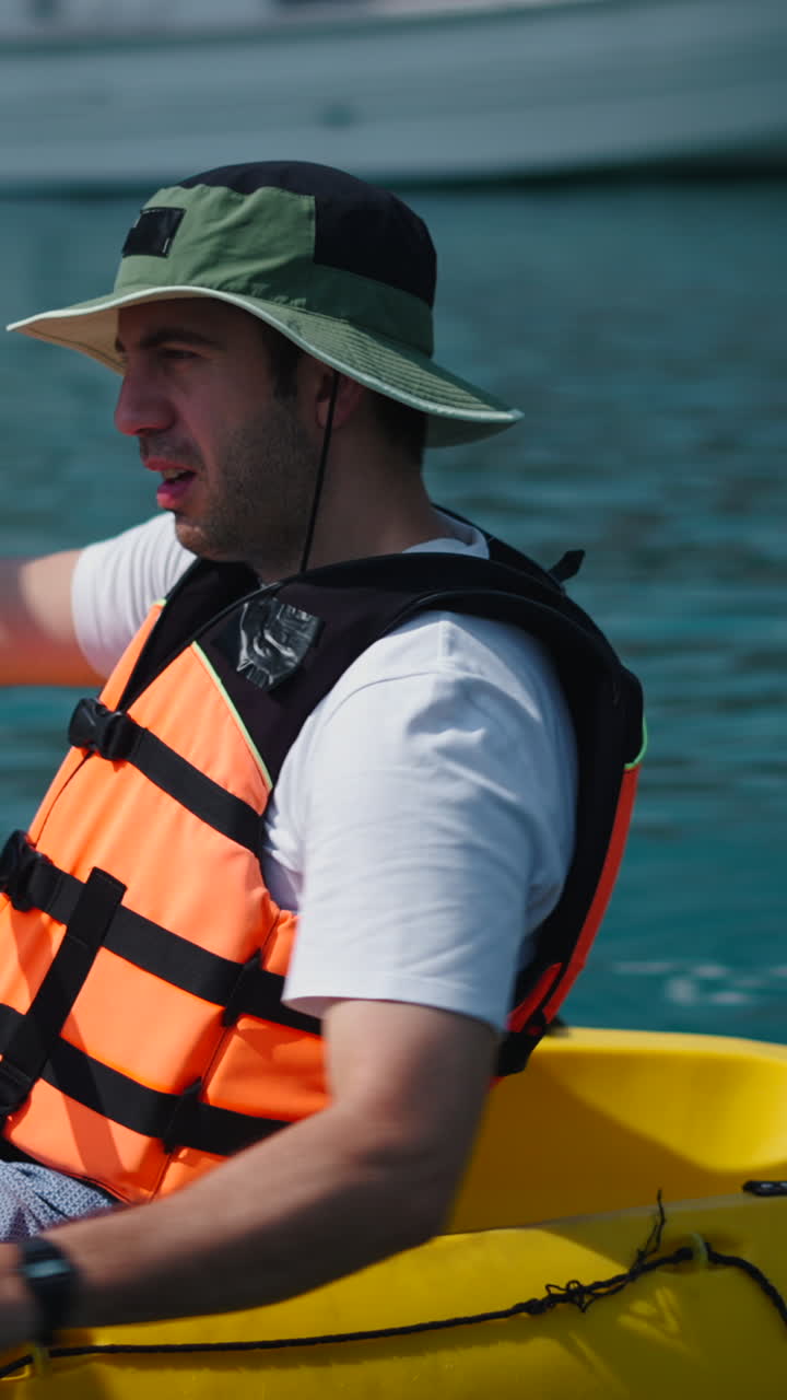 Hombre practicando kayak en un día soleado