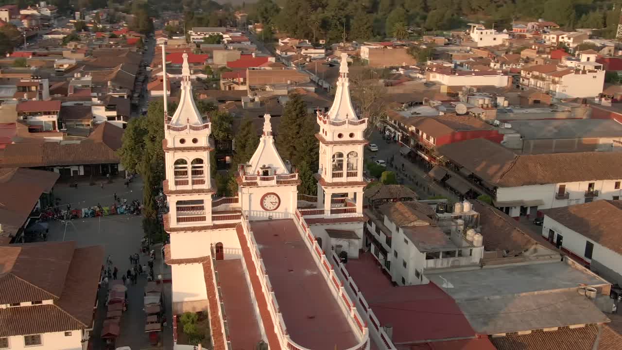 vista aérea de la parroquia de san cristobal, iglesia parroquial de san cristobal al atardecer en el centro de mazamitla, jalisco, méxico