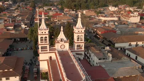 Vista-Aérea-De-La-Parroquia-De-San-Cristobal,-Iglesia-Parroquial-De-San-Cristobal-Al-Atardecer-En-El-Centro-De-Mazamitla,-Jalisco,-México