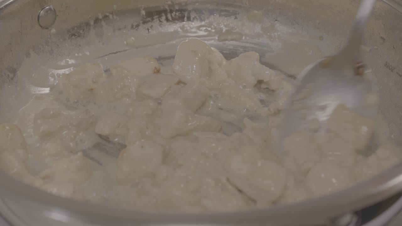 cocinar salsa de crema con verduras en una sartén