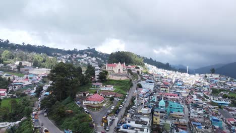tomada de avión no tripulado de la ciudad de kodaikanal y la iglesia católica del sagrado corazón bajo un cielo nublado, dindigul, tamil nadu, india