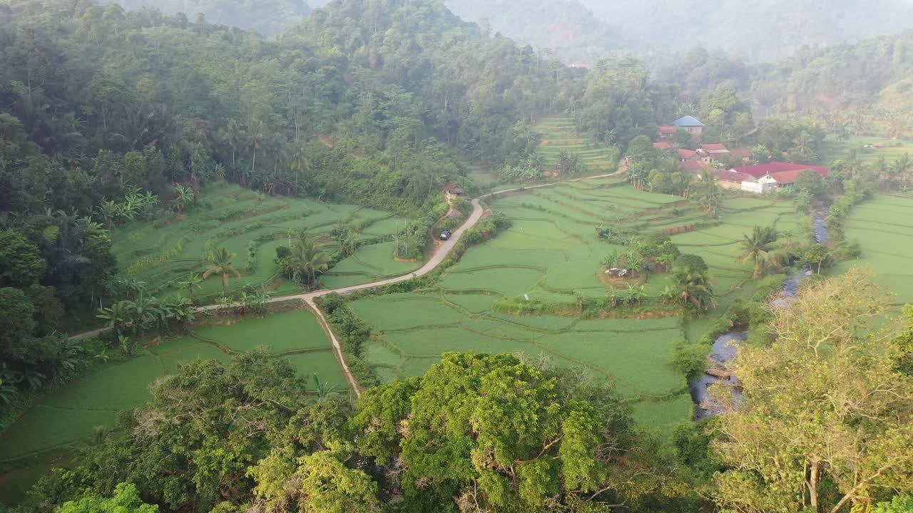 impresionante vista aérea de las terrazas de arroz en un valle de montaña