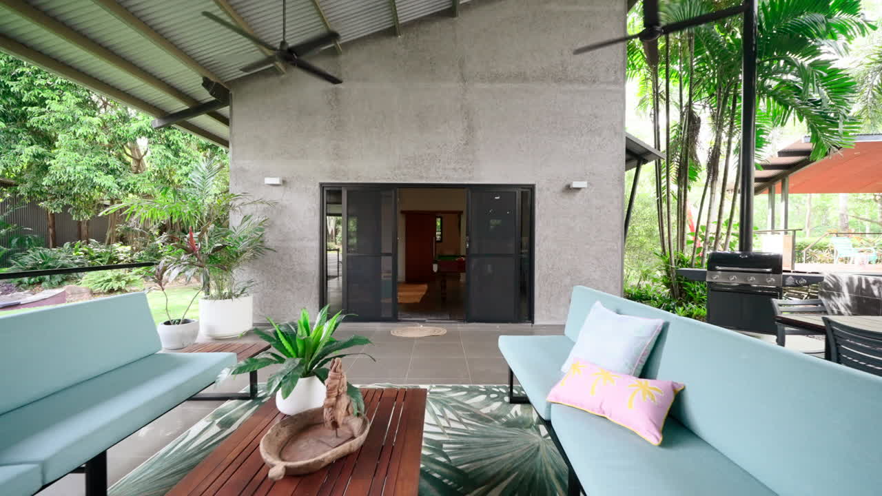 estilo tropical de prestigio rural casa terraza patio al aire libre bancos acolchados a la mesa de billar área de entretenimiento