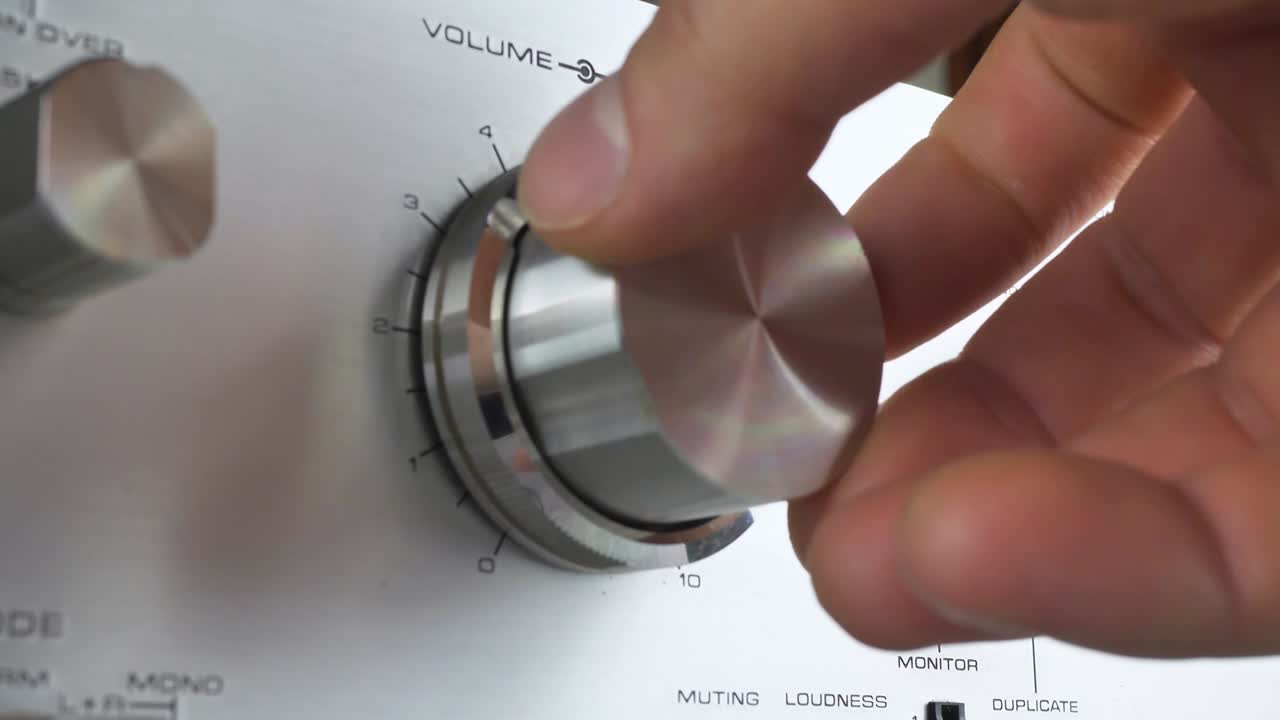 스테레오 시스템의 회전 손잡이. 볼을 조정