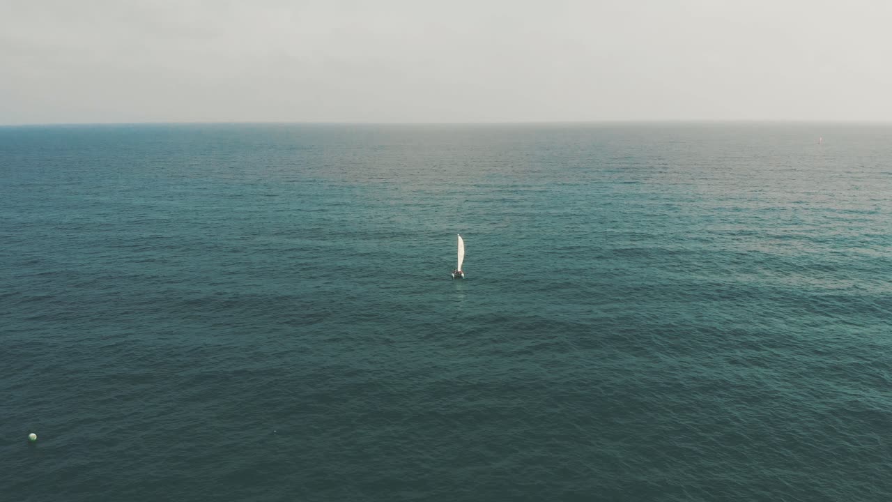 vista aérea de un catamarán en medio del mar