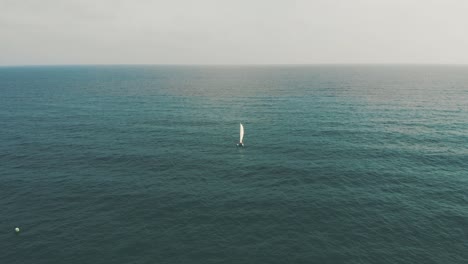 vista aérea de un catamarán en medio del mar