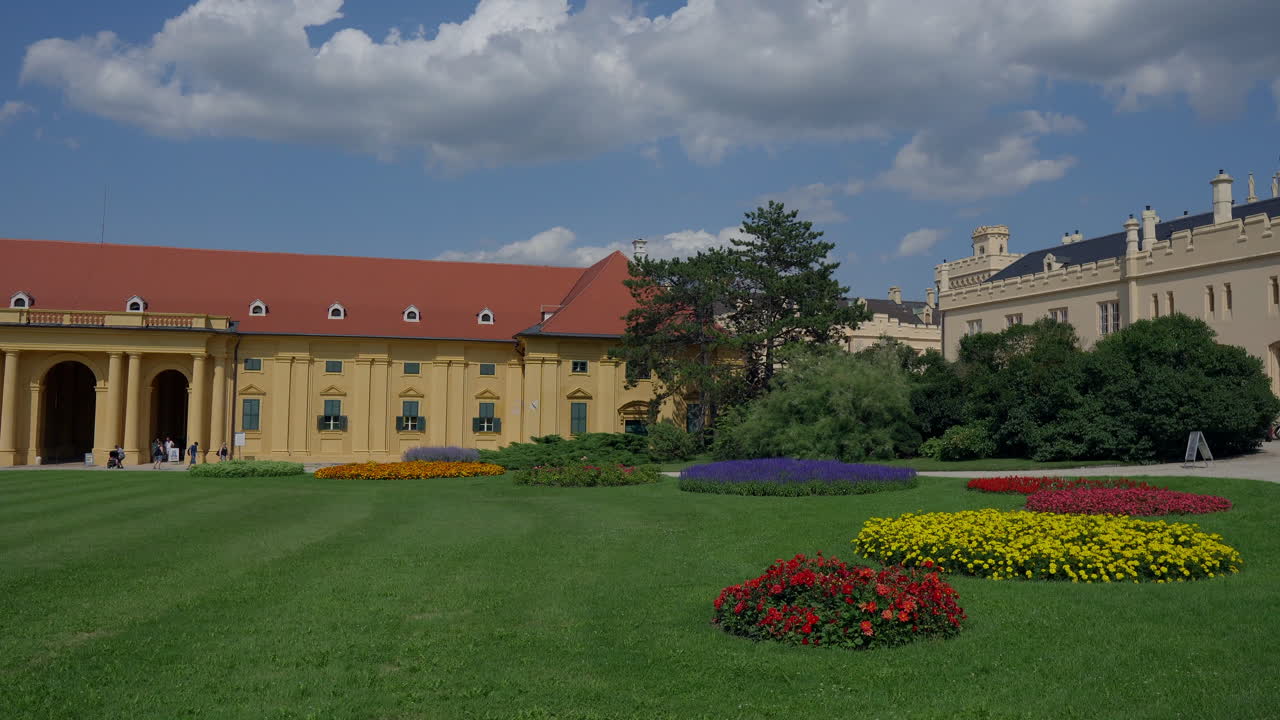 pintoresco palacio y jardines