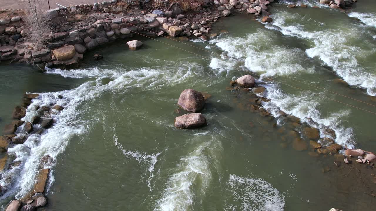Luchtfoto (orbit) boven Durango Whitewater Park aan de Animas River tijdens de winter