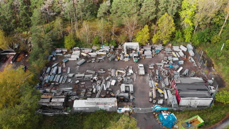 Luftaufnahme-Von-Gerüsten-Und-Schalungen,-Die-In-Der-Bauindustrie-Verwendet-Werden-Und-In-Einem-Lagerbereich-Gestapelt-Sind