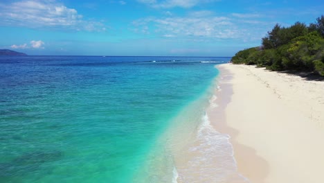 wunderschöne klare meeresküsten und weißer sand für den perfekten inselurlaub auf der exotischen insel der karibik