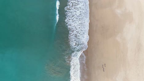 Luftaufnahme-Von-Türkisblauen-Meereswellen,-Die-Auf-Dem-Sand-Eines-Wunderschönen-Weißen-Sandstrandes-Brechen