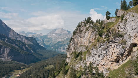 Disparo-De-Drones-A-Lo-Largo-De-Un-Acantilado-Montañoso-Que-Revela-La-épica-Vista-A-La-Montaña-Suiza