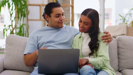 amor, relajarse y pareja en el sofá