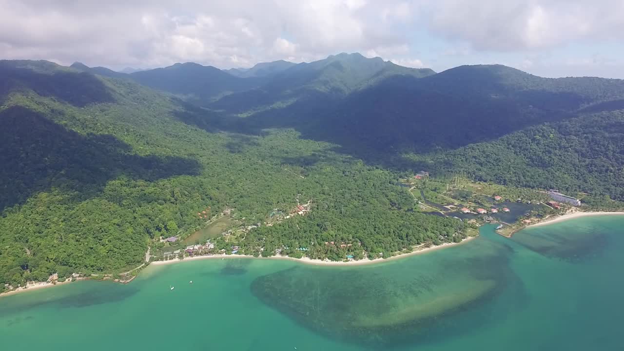 바다, 정글, 산이 있는 코 창 섬에 있는 긴 열대 해변의 공중 측면 팬 샷
