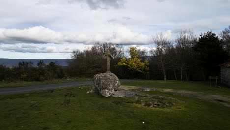 Chapel-of-San-Vitoiro-pan-across-carved-stone-cross-and-grassy-lawn