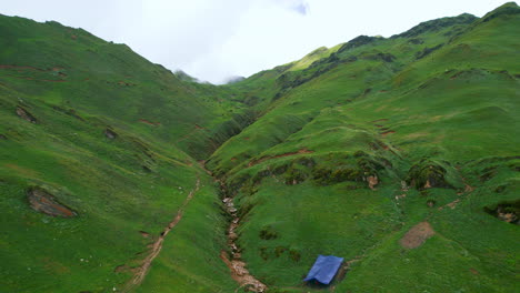 senderos de senderismo de colinas verdes, paisajes de nepal