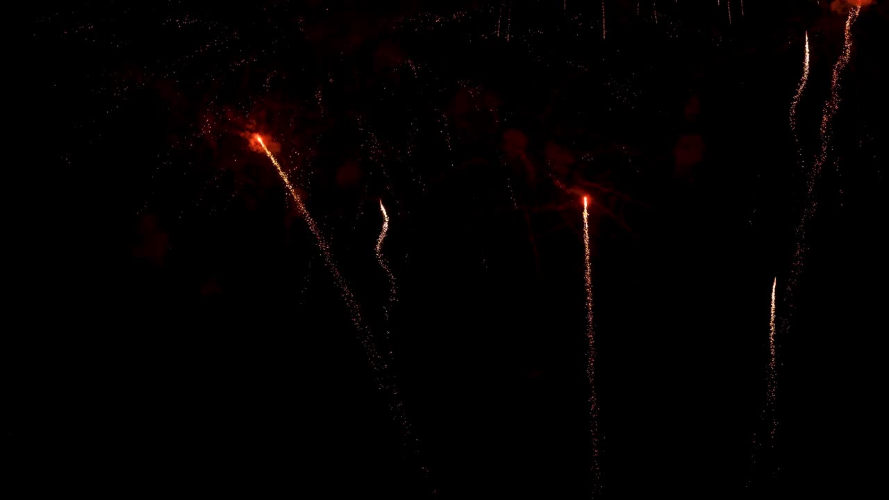 fuegos artificiales explotando en el cielo nocturno. celebrar en cualquier evento. año nuevo. día nacional. diwali. disparo real.