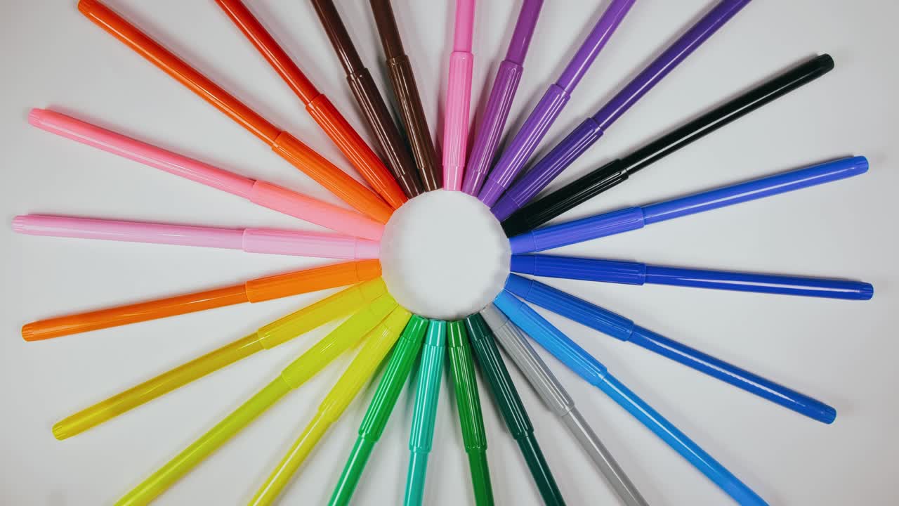 el bolígrafo se sintió en el tocadiscos. el marcador girar girar. girar, crear patrón, hacer el diseño de la forma del círculo. vista superior, colocación plana