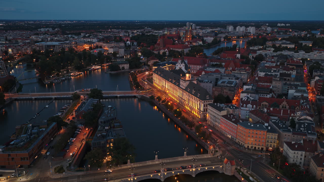 Time lapse aereo al crepuscolo di una vivace città europea con fiume e traffico in movimento