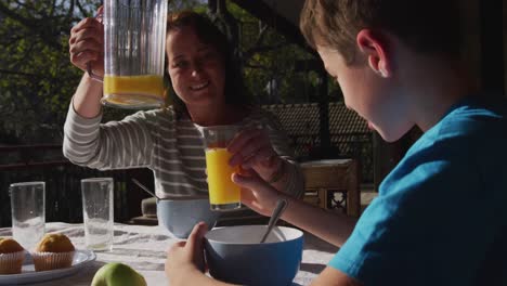 Familie-Frühstückt-Gemeinsam-Im-Freien